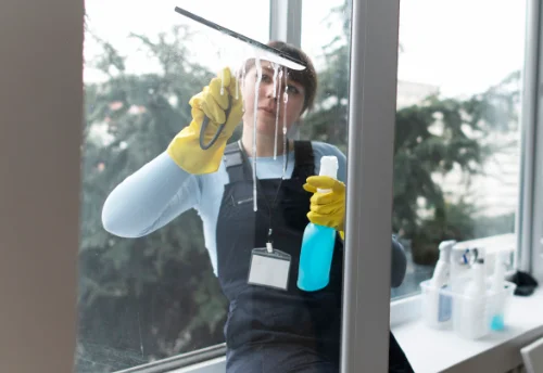 Nettoyage de vitres intérieures et extérieures au Pertre